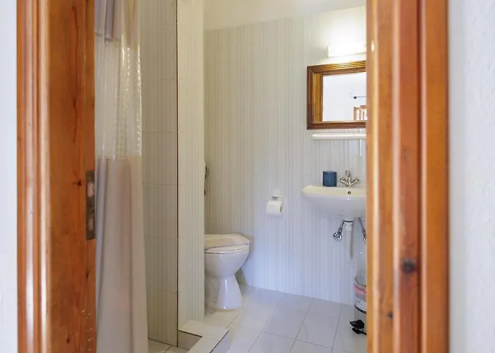 לינה וארוחת בוקר Lithos By The Sea