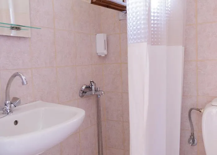 לינה וארוחת בוקר Lithos By The Sea